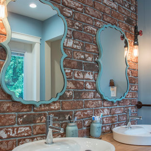 Mittelgroßes Shabby-Look Badezimmer En Suite mit verzierten Schränken, hellbraunen Holzschränken, Nasszelle, Wandtoilette mit Spülkasten, roten Fliesen, blauer Wandfarbe, Keramikboden, Aufsatzwaschbecken, Waschtisch aus Holz, beigem Boden, offener Dusche und brauner Waschtischplatte in Vancouver