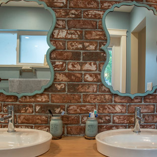 Mittelgroßes Shabby-Chic Badezimmer En Suite mit verzierten Schränken, hellbraunen Holzschränken, Nasszelle, Wandtoilette mit Spülkasten, roten Fliesen, blauer Wandfarbe, Keramikboden, Aufsatzwaschbecken, Waschtisch aus Holz, beigem Boden, offener Dusche und brauner Waschtischplatte in Vancouver