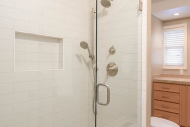 ポートランドにあるコンテンポラリースタイルのおしゃれな浴室 (コーナー設置型シャワー、白いタイル、白い壁、開き戸のシャワー) の写真