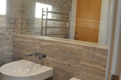 Exemple d'une grande salle de bain principale moderne avec un carrelage gris.