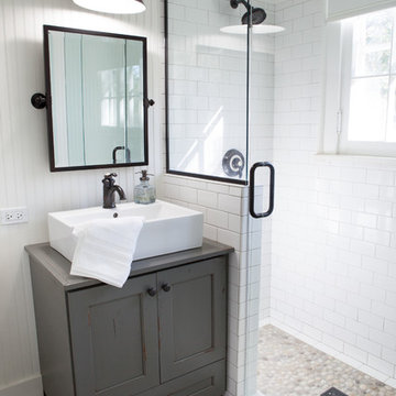 75 Small Farmhouse Bathroom Ideas You Ll Love July 2022 Houzz - Small Farmhouse Style Bathroom Sinks