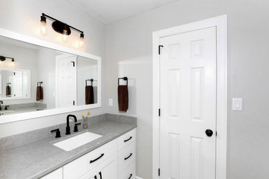 Ejemplo de cuarto de baño infantil tradicional de tamaño medio con armarios estilo shaker, puertas de armario blancas, paredes grises, encimera de cuarcita y encimeras grises