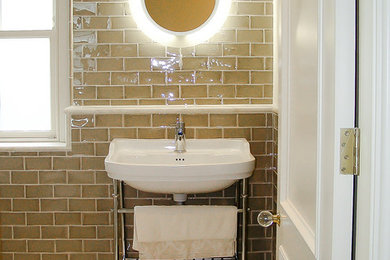 他の地域にある小さなコンテンポラリースタイルのおしゃれなマスターバスルーム (壁掛け式トイレ、セラミックタイルの床、コンソール型シンク、ベージュの床) の写真