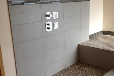 ニューヨークにある中くらいなトランジショナルスタイルのおしゃれなマスターバスルーム (オープン型シャワー、黒いタイル、グレーのタイル、磁器タイル、ベージュの壁、セラミックタイルの床) の写真
