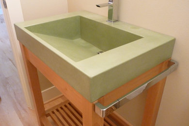 ポートランドにある小さなコンテンポラリースタイルのおしゃれな浴室 (一体型シンク) の写真