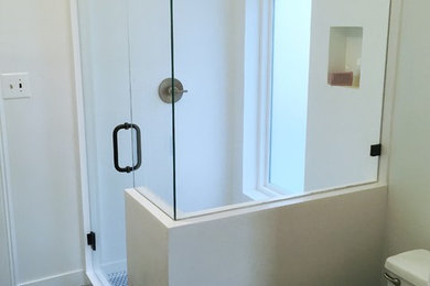 Modern inredning av ett mellanstort badrum med dusch, med en dusch i en alkov, vita väggar och ett integrerad handfat