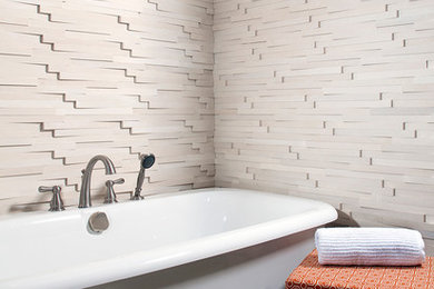 グランドラピッズにあるトランジショナルスタイルのおしゃれな浴室 (置き型浴槽、白いタイル、石タイル、磁器タイルの床) の写真