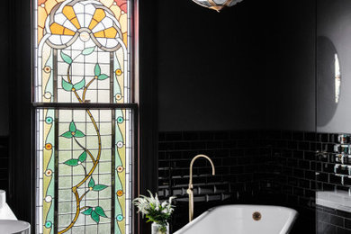 ホバートにあるトラディショナルスタイルのおしゃれな浴室の写真