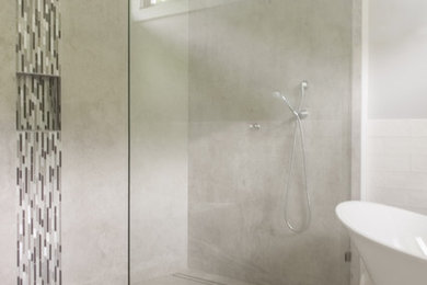 Foto de cuarto de baño principal tradicional renovado de tamaño medio con ducha abierta, baldosas y/o azulejos de porcelana, suelo de baldosas de porcelana y ducha abierta