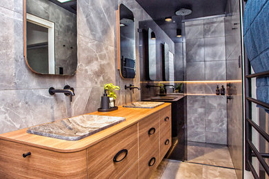 Imagen de cuarto de baño minimalista pequeño con armarios tipo mueble y puertas de armario de madera clara