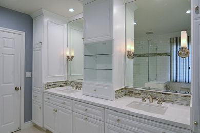 Großes Klassisches Badezimmer En Suite mit Unterbauwaschbecken, profilierten Schrankfronten, weißen Schränken, Quarzit-Waschtisch, bodengleicher Dusche, weißen Fliesen, blauer Wandfarbe und Porzellan-Bodenfliesen in Los Angeles