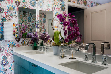 ロサンゼルスにある広いコンテンポラリースタイルのおしゃれな浴室 (フラットパネル扉のキャビネット、青いキャビネット、マルチカラーの壁、磁器タイルの床、アンダーカウンター洗面器、グレーの床、白い洗面カウンター) の写真