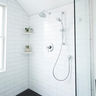 Idéer för ett mellanstort modernt vit en-suite badrum, med släta luckor, skåp i ljust trä, ett platsbyggt badkar, våtrum, en toalettstol med hel cisternkåpa, grön kakel, keramikplattor, gröna väggar, skiffergolv, ett integrerad handfat, bänkskiva i akrylsten, grått golv och med dusch som är öppen