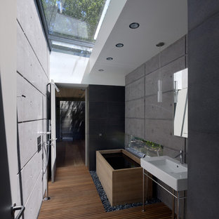Exemple d'une petit salle de bain moderne avec un bain japonais, un sol en bois brun, une douche à l'italienne et un plan vasque.