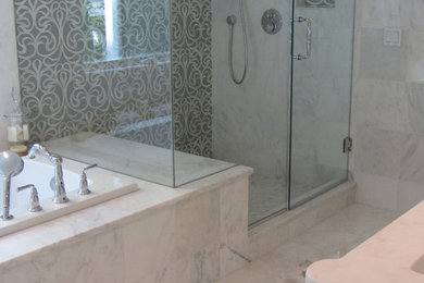 ニューヨークにある中くらいなトランジショナルスタイルのおしゃれなマスターバスルーム (家具調キャビネット、白いキャビネット、ドロップイン型浴槽、白いタイル、石タイル) の写真