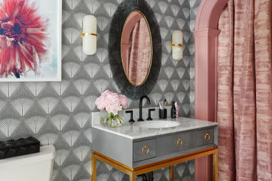 Idée de décoration pour une salle de bain tradition avec des portes de placard grises et meuble simple vasque.
