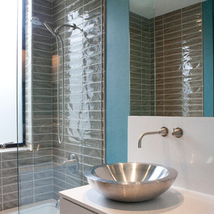 Foto di una grande stanza da bagno con doccia minimal con ante lisce, ante bianche, vasca freestanding, doccia alcova, WC a due pezzi, piastrelle marroni, piastrelle di vetro, pavimento in gres porcellanato, lavabo a bacinella, pareti verdi e top in legno