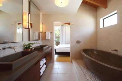 Immagine di una stanza da bagno contemporanea con lavabo a bacinella