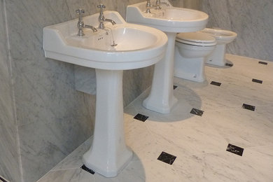 This is an example of a classic bathroom in Manchester.
