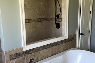 Modelo de cuarto de baño moderno de tamaño medio con bañera encastrada, baldosas y/o azulejos marrones, baldosas y/o azulejos de cerámica y suelo de cemento