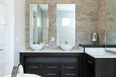 Modelo de cuarto de baño principal actual grande con bañera exenta, baldosas y/o azulejos beige, lavabo sobreencimera, encimera de cuarcita, suelo blanco y encimeras blancas
