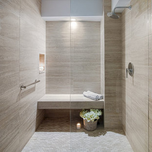 Esempio di una stanza da bagno padronale minimal di medie dimensioni con zona vasca/doccia separata, piastrelle beige, piastrelle in gres porcellanato, pareti beige, pavimento con piastrelle in ceramica, pavimento beige e porta doccia a battente