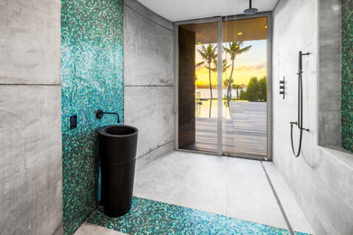 Diseño de cuarto de baño único contemporáneo grande con ducha a ras de suelo, baldosas y/o azulejos grises, suelo gris, ducha abierta y encimeras negras