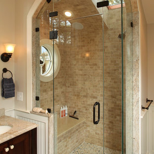 Esempio di una stanza da bagno chic con lavabo a consolle, piastrelle in travertino e panca da doccia