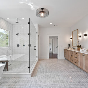 Inredning av ett klassiskt mycket stort vit vitt en-suite badrum, med släta luckor, skåp i ljust trä, ett fristående badkar, en dubbeldusch, vita väggar, klinkergolv i porslin, ett undermonterad handfat, marmorbänkskiva, grått golv och dusch med gångjärnsdörr