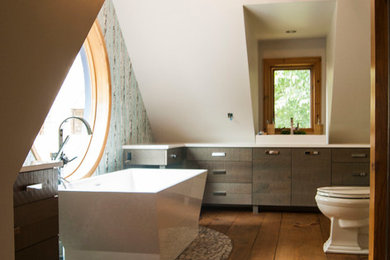 Idée de décoration pour une grande salle de bain champêtre en bois vieilli avec une vasque, un placard à porte plane, un plan de toilette en quartz modifié, une baignoire indépendante et une douche d'angle.