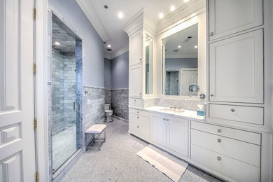 アトランタにある中くらいなコンテンポラリースタイルのおしゃれな浴室 (フラットパネル扉のキャビネット、白いキャビネット、御影石の洗面台) の写真