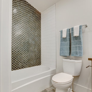 Modelo de cuarto de baño con ducha, moderno, pequeño, con armarios tipo mueble, puertas de armario de madera oscura, combinación de ducha y bañera, sanitario de una pieza, baldosas y/o azulejos blancos, baldosas y/o azulejos de porcelana, paredes blancas, suelo de baldosas de porcelana, lavabo bajoencimera, encimera de cuarzo compacto, suelo beige, ducha abierta y encimeras blancas