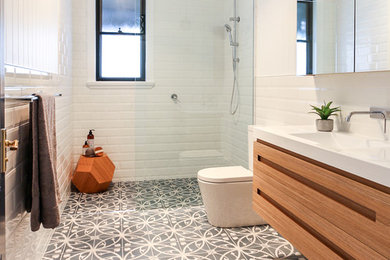 Idée de décoration pour une salle de bain design.