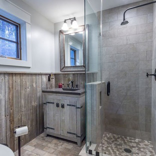 Esempio di una stanza da bagno con doccia stile rurale di medie dimensioni con ante con finitura invecchiata, doccia ad angolo, WC a due pezzi, piastrelle beige, piastrelle in travertino, pareti grigie, pavimento con piastrelle in ceramica, lavabo integrato, top in zinco, pavimento beige e porta doccia a battente
