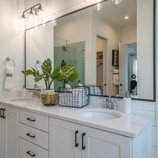 Esempio di una stanza da bagno country con ante in stile shaker, ante bianche, piastrelle verdi, piastrelle di vetro, pareti bianche, lavabo sottopiano e top bianco