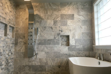Imagen de cuarto de baño principal tradicional renovado de tamaño medio con bañera exenta, ducha abierta, sanitario de una pieza y ducha abierta