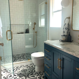 Bild på ett mellanstort vintage flerfärgad flerfärgat en-suite badrum, med skåp i shakerstil, blå skåp, en öppen dusch, en toalettstol med hel cisternkåpa, vit kakel, cementkakel, vita väggar, klinkergolv i porslin, ett undermonterad handfat, marmorbänkskiva, flerfärgat golv och dusch med gångjärnsdörr
