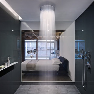 Foto di una stanza da bagno design con doccia aperta, piastrelle nere e lastra di vetro