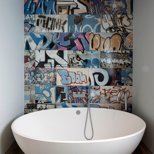Foto di una piccola stanza da bagno minimal con vasca freestanding, pareti multicolore e piastrelle multicolore