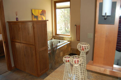 Inredning av ett rustikt mellanstort brun brunt en-suite badrum, med skåp i mellenmörkt trä, ett badkar i en alkov, beige väggar, klinkergolv i keramik, luckor med infälld panel, brun kakel, stenkakel, granitbänkskiva och flerfärgat golv