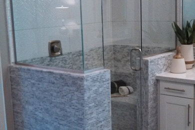 エドモントンにある高級なモダンスタイルのおしゃれな浴室の写真