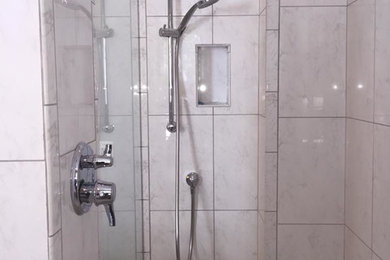 Idéer för att renovera ett mellanstort vintage en-suite badrum, med skåp i shakerstil, vita skåp, ett badkar med tassar, en hörndusch, keramikplattor, grå väggar, klinkergolv i keramik, ett undermonterad handfat, granitbänkskiva, grått golv och med dusch som är öppen