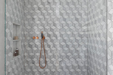 Mittelgroßes Modernes Badezimmer mit Nasszelle, grauen Fliesen, weißen Fliesen, farbigen Fliesen, grauem Boden und offener Dusche in London