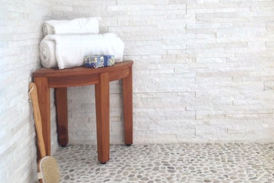 Foto de cuarto de baño principal moderno con ducha abierta, baldosas y/o azulejos de piedra y suelo de baldosas tipo guijarro