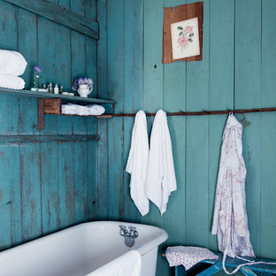 Inspiration pour une salle de bain style shabby chic avec une baignoire sur pieds et un mur bleu.