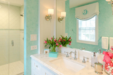 Пример оригинального дизайна: детская ванная комната в стиле неоклассика (современная классика) с врезной раковиной, фасадами в стиле шейкер, белыми фасадами, угловым душем, синими стенами и раздельным унитазом