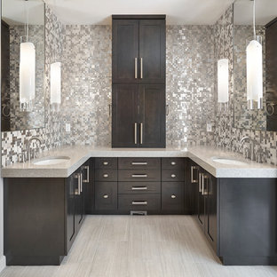 Imagen de cuarto de baño contemporáneo con lavabo bajoencimera, armarios estilo shaker, puertas de armario de madera en tonos medios y baldosas y/o azulejos grises