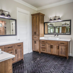 Esempio di una grande stanza da bagno padronale country con ante in stile shaker, ante in legno scuro, vasca freestanding, doccia alcova, pareti grigie, pavimento in gres porcellanato, lavabo a bacinella, top in quarzite, pavimento nero, porta doccia a battente e top bianco