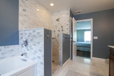 ニューヨークにある広いトラディショナルスタイルのおしゃれな浴室の写真