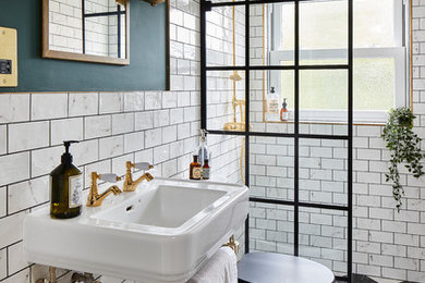 Imagen de cuarto de baño clásico con baldosas y/o azulejos blancos, baldosas y/o azulejos de cemento, paredes verdes, aseo y ducha, lavabo tipo consola, suelo multicolor, ducha abierta y ventanas